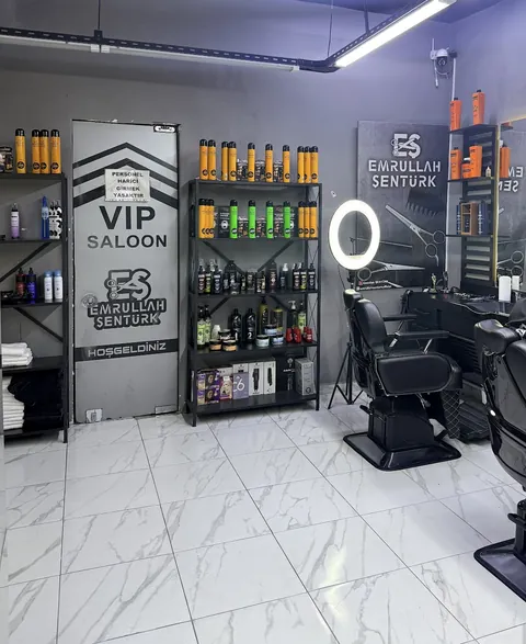 VIP salon kapısındaki ES logosu, ürün rafı ve halka ışık